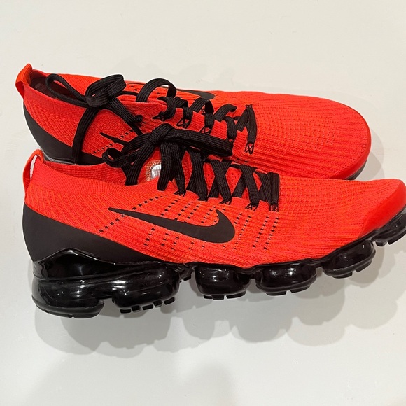 Nike Air Red Vapormax Sneakers in Flash Crimson Sz. 11 - Picture 2 of 8